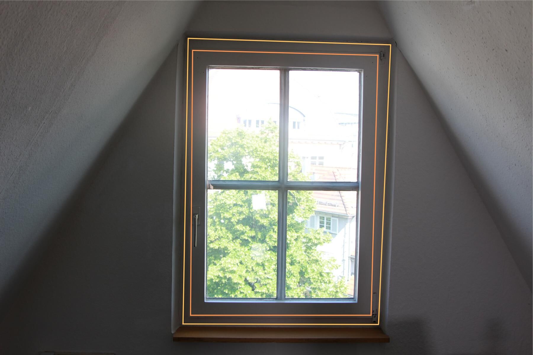 Ein Fenster und der Fensterrahmen und das Fenster ist markiert, wo das Klebeband der Fensterabdichtung angebracht werden sollte.